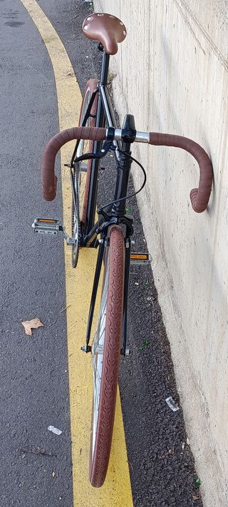 Bicicleta fixie con frenos tipo holandes.