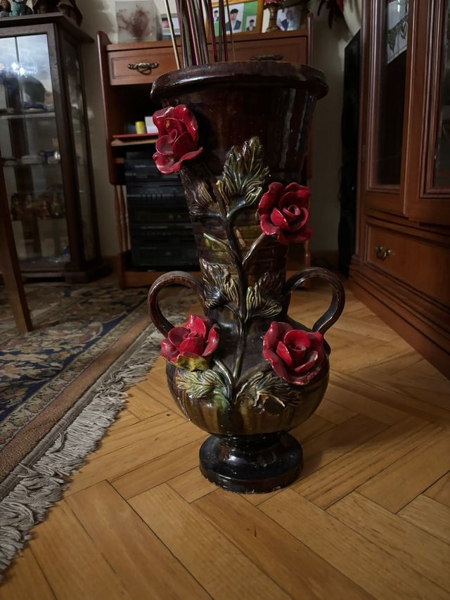 Jarrón de cerámica con rosas rojas