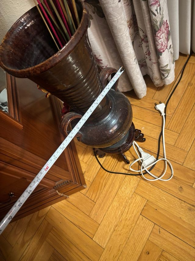 Jarrón de cerámica con rosas rojas