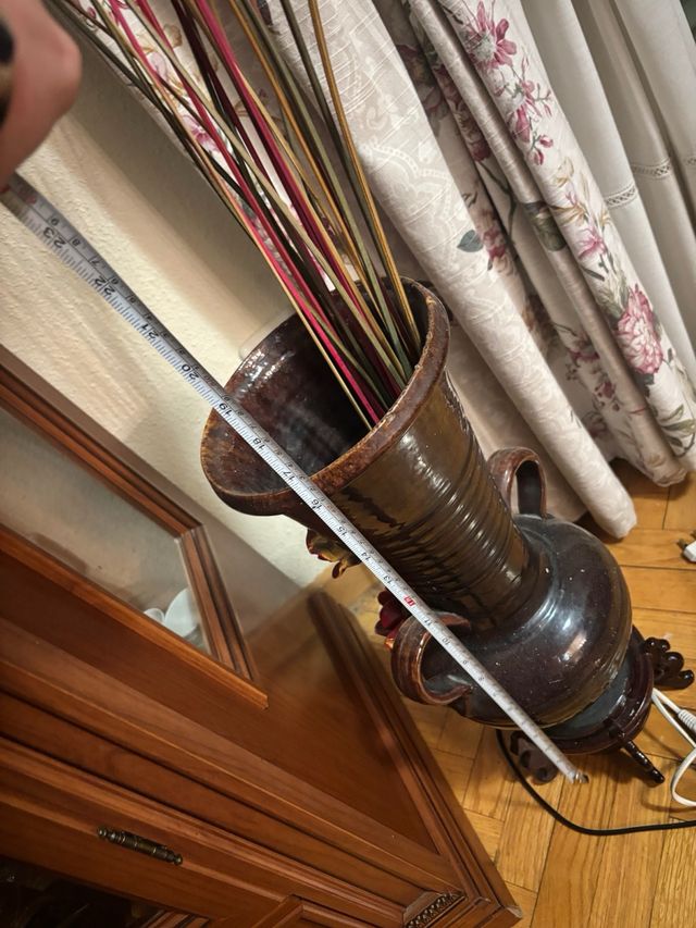 Jarrón de cerámica con rosas rojas