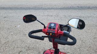 Scooter de movilidad reducida rojo