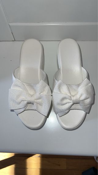 Sandalias blancas con lazo