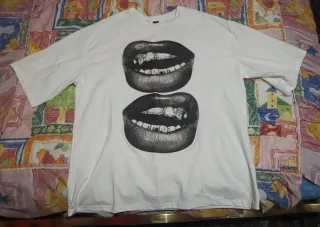 Camiseta XL Blanca con Estampado de Labios