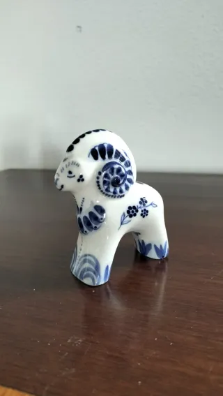 Figura de porcelana azul y blanca gzhel
