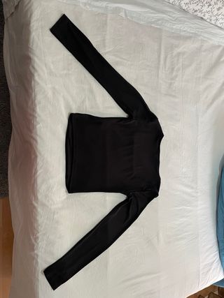 Top negro manga larga escote cuadrado