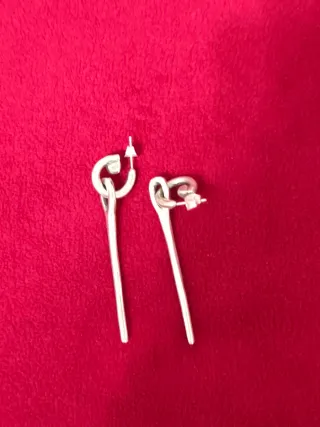 Pendientes plateados con diseño moderno