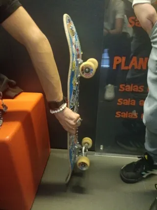 Skate Negro robado a un ecuatoriano porretas