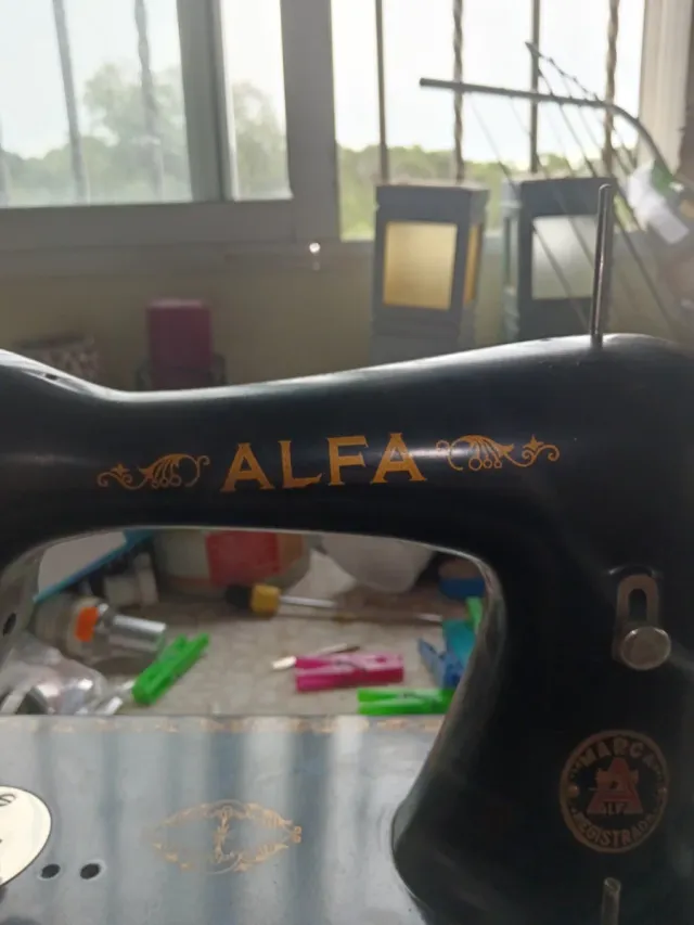 Máquina de coser Alfa antigua
