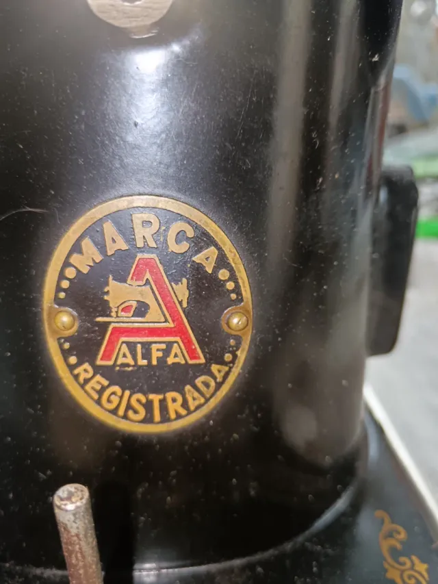 Máquina de coser Alfa antigua