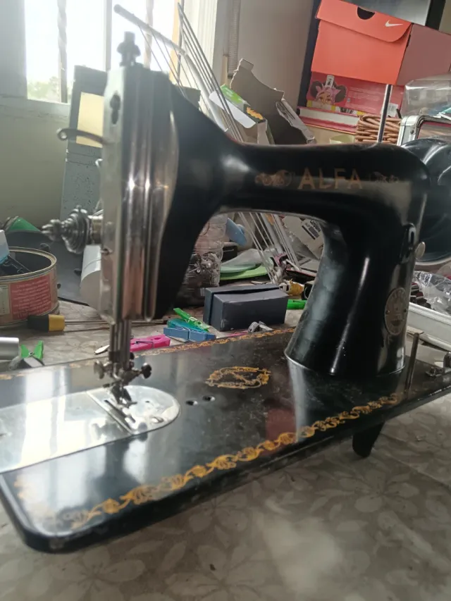 Máquina de coser Alfa antigua