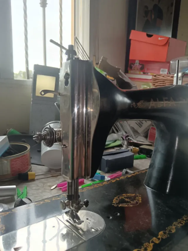 Máquina de coser Alfa antigua