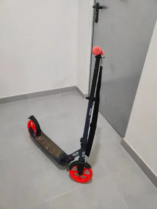 Patinete infantil Oxelo negro y naranja