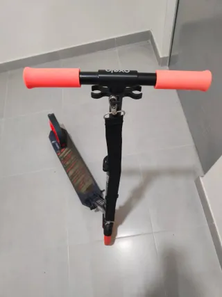 Patinete infantil Oxelo negro y naranja