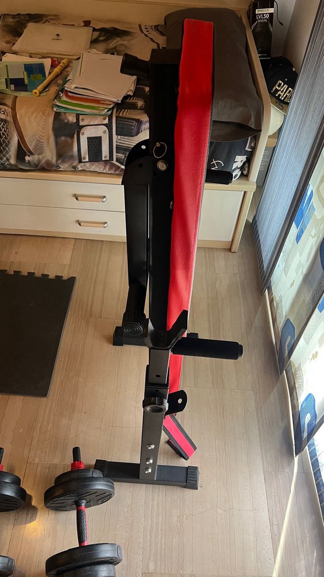 Banco de pesas con mancuernas y barra