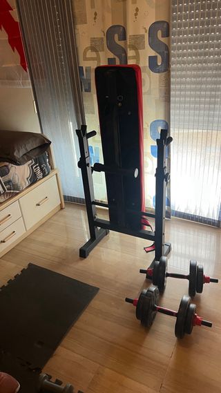 Banco de pesas con mancuernas y barra