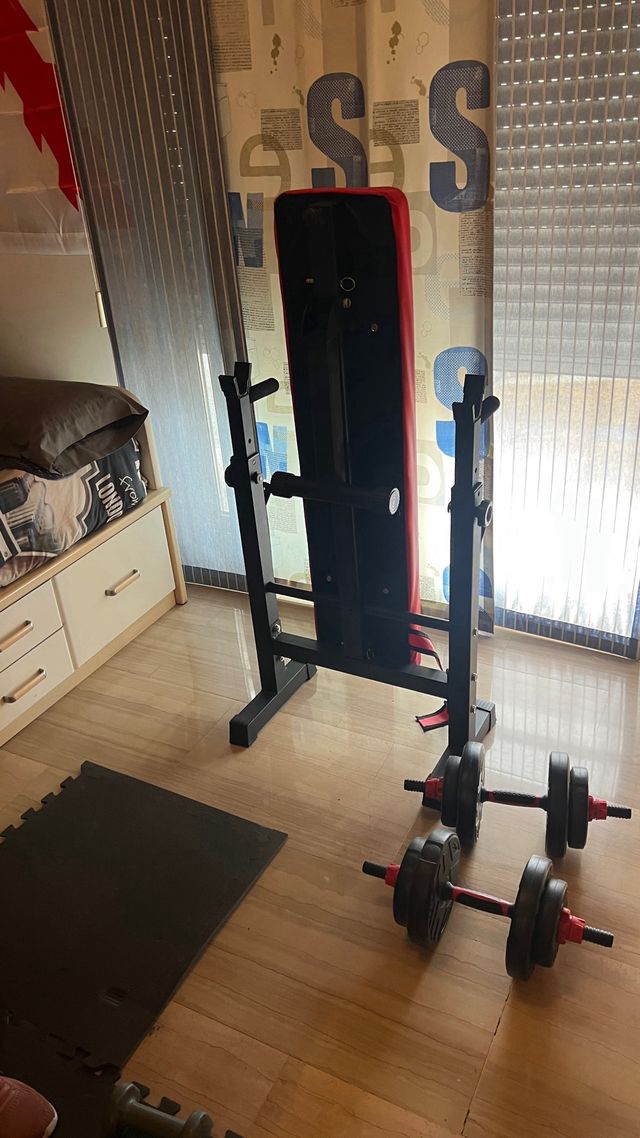 Banco de pesas con mancuernas y barra