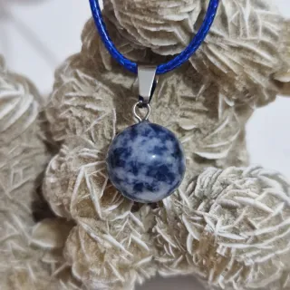 Collar con colgante de piedra azul y blanca