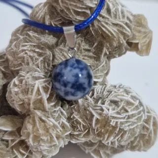 Collar con colgante de piedra azul y blanca