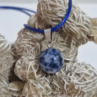 Collar con colgante de piedra azul y blanca