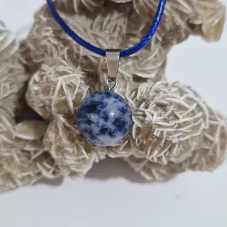 Collar con colgante de piedra azul y blanca