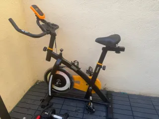 Bicicleta Estática Negra y Naranja