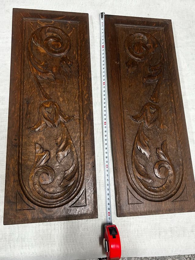 Coppia di pannelli decorativi in legno intagliati
