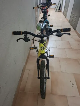 Bicicleta infantil amarilla