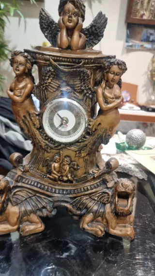 Reloj de sobremesa con figuras