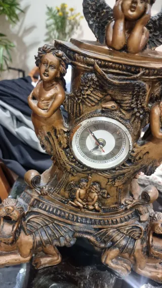 Reloj de sobremesa con figuras