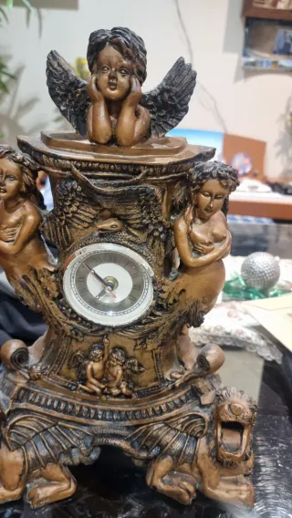 Reloj de sobremesa con figuras