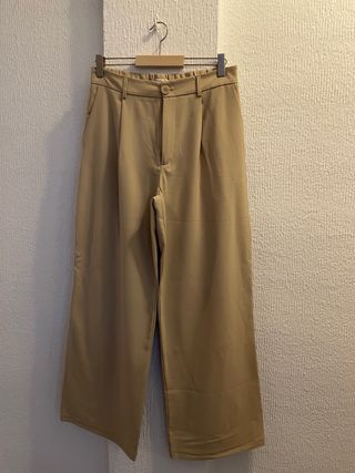 Pantalón beige Stradivarius Talla 38