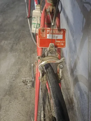 Bicicleta de competición vintage roja