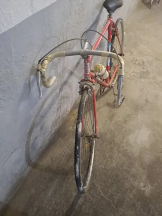 Bicicleta de competición vintage roja