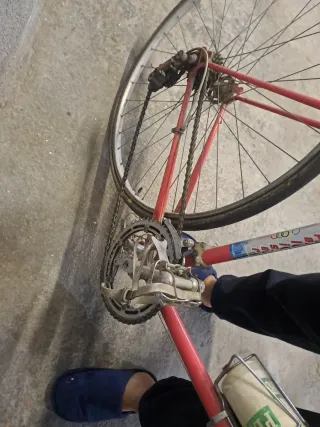 Bicicleta de competición vintage roja