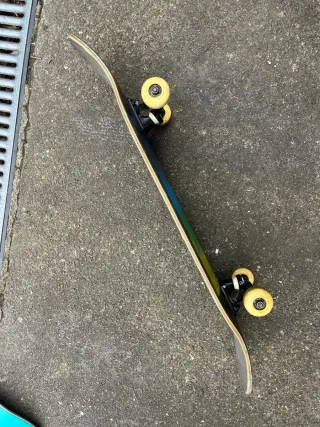 Skate Globe con diseño arcoíris