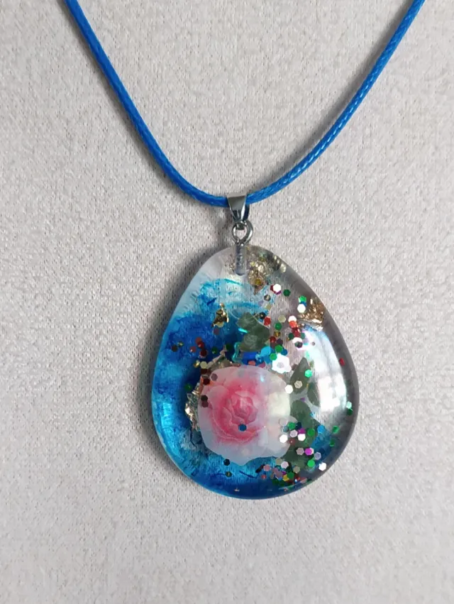 Collana con ciondolo in resina