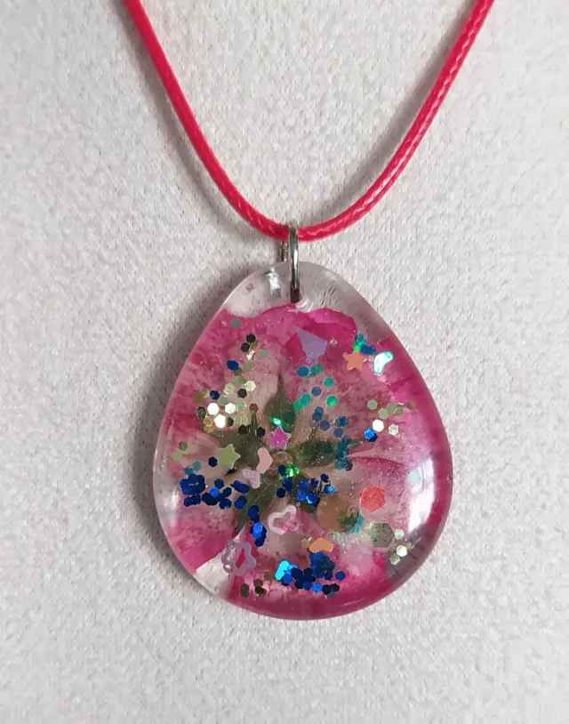 Collana con ciondolo in resina