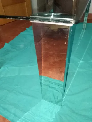 Tavolo in vetro con gambe in acciaio