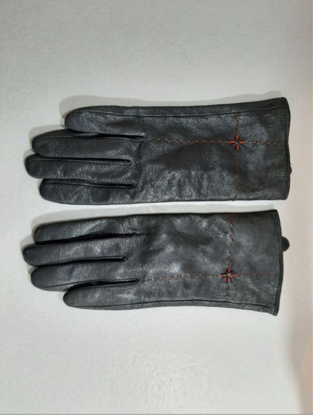 Guantes de piel negros con detalle rojo