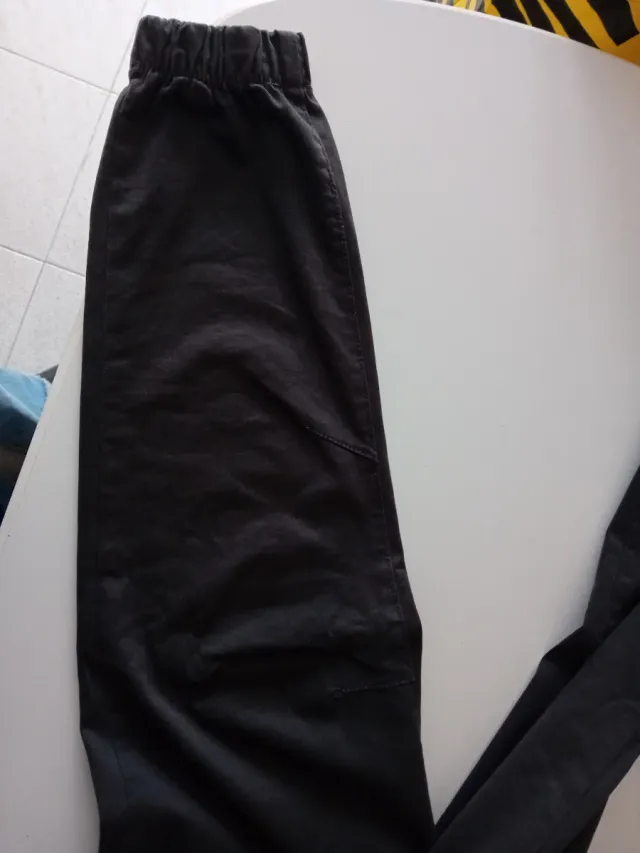 chico Zara negro color gris oscuro con puños.