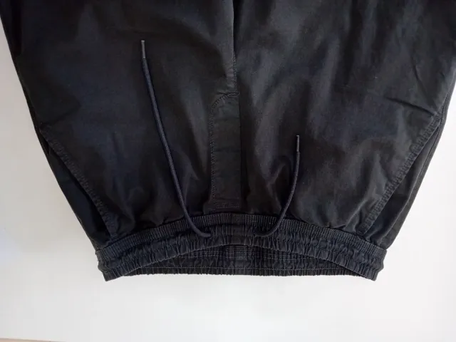 chico Zara negro color gris oscuro con puños.