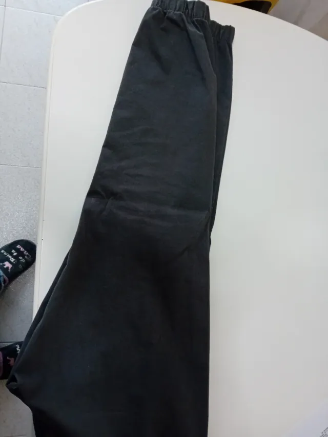 chico Zara negro color gris oscuro con puños.