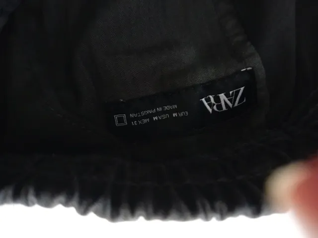 chico Zara negro color gris oscuro con puños.