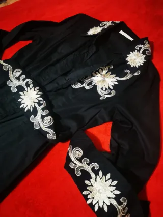 Camisa larga fiesta bordada negra y dorada