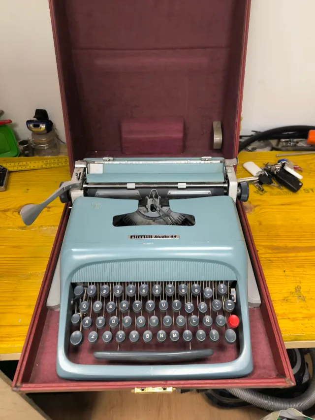 Máquina de escribir Olivetti Studio 44