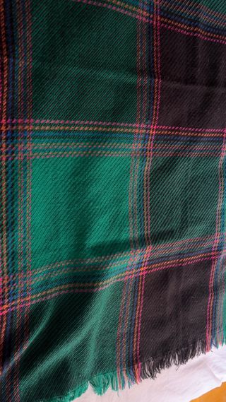 Bufanda / pañuelo grande  lana Pierre Cardin.