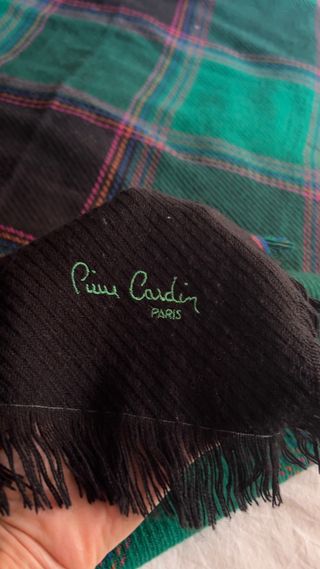 Bufanda / pañuelo grande  lana Pierre Cardin.