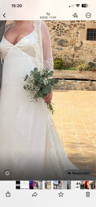 Vestido de Novia tirantes, no lleva plumas.