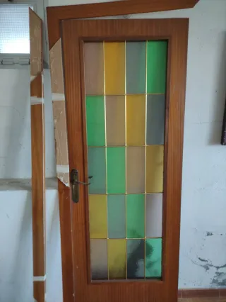Puerta madera con cristalera colores