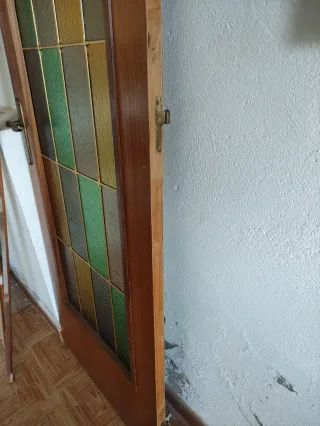 Puerta madera con cristalera colores